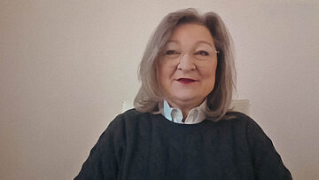 NEOS NR Gertraud Auinger-Oberzaucher bei der Beantwortung einer Frage