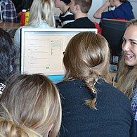 Blick auf den Bildschirm einer Schülerinnengruppe.