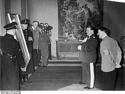 <a hre="http://commons.wikimedia.org/wiki/File:Bundesarchiv_Bild_183-H00455,_45._Geburtstag_von_Hermann_G%C3%B6ring.jpg">Ministerpräsident Göring beschenkt mit einem wertvollen Gemälde</a> © Bundesarchiv, Bild 183-H00455 / CC-BY-SA