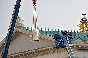 Transport der Skulpturen aufs Parlamentsdach