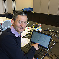 Portrait des Nationalratsabgeordneten Ertlschweiger vor seinem Laptop.