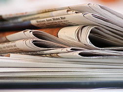 Ein Stapel unterschiedlicher Zeitungen