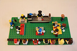 Eine Gerichtsverhandlung, die mit Lego-Figuren nachgestellt ist 