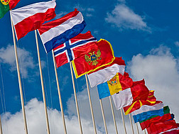 Internationale Flaggen wehen im Wind.