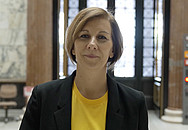Portrait von Annemamrie Schlack im Parlamentsgebäude