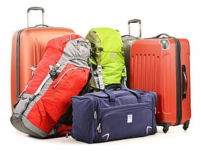 Gepaeck bestehend aus Koffer Rucksaecke Reisetasche c monticello Clipdealer Verschiedene Gepäckstücke