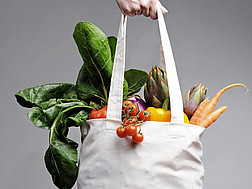 Eine Stofftasche mit Gemüse