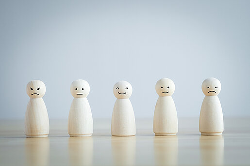 Holzfiguren mit unterschiedlichen Emotionen