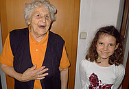 Die Uroma Elfriede Riediger mit ihrem Urenkel Lina.