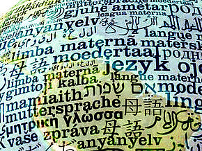 Weltkugel mit dem Aufdruck Muttersprache in verschiedenen Sprachen
