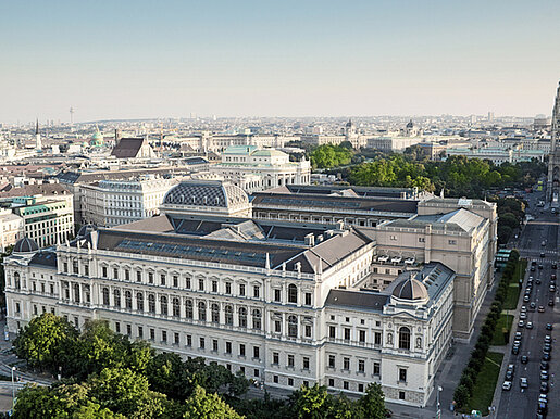 Das Hauptgebäude der Universität aus der Luft