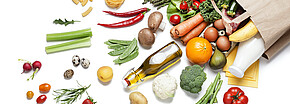 Obst, Gemüse, Olivenöl und Milchprodukte neben einer Einkaufstasche