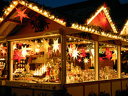 Bunt leuchtender Verkaufsstand auf einem Weihnachtsmarkt