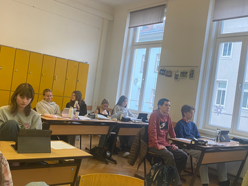 Schuelerinnen und Schueler des RG Komensky beim Chat zum Thema "Volksgruppen in OE" am 16.04.2026