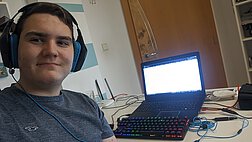 Schüler aus Pinkafeld mit Headset vor seinem Laptop