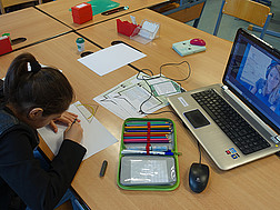 Mädchen zeichnet vor Computerbildschirm