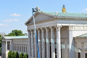Restauration der Mittelkrönung am Dach des Parlaments