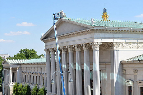 Restauration der Mittelkrönung am Dach des Parlaments