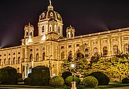 Das Naturhistorische Museum bei Nacht, von vorne fotografiert; 