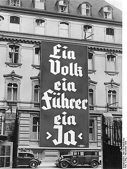 <a href="http://commons.wikimedia.org/wiki/File:Bundesarchiv_Bild_183-K0930-502,_Wahlplakat_der_NSDAP_zur_Reichstagswahl.jpg">Wahlplakat der NSDAP zur Reichtagswahl</a> © Bundesarchiv, Bild 183-K0930-502 / CC-BY-SA