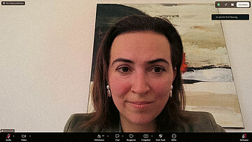 GRUENE: NR Alma Zadić im Chat bei der Beantwortung einer Frage