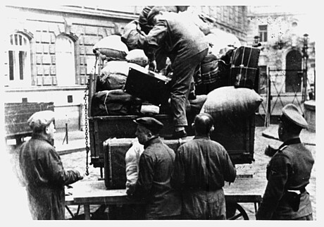 Historisches Foto zeigt die Deportation von Juden, die ihr Gepäck aufladen in der Sperlgasse in Wien.