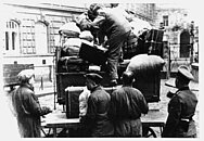 Historisches Foto zeigt die Deportation von Juden, die ihr Gepäck aufladen in der Sperlgasse in Wien.