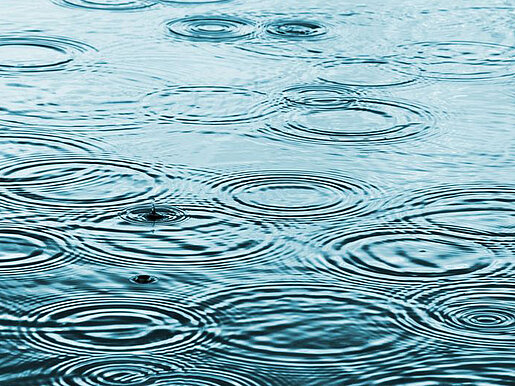 Regen Wasseroberflaeche c dutourdumonde Clipdealer Regentropfen auf einer Wasseroberfläche