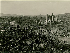 Kriegsfotograf im Ersten Weltkrieg inmitten von Trümmern