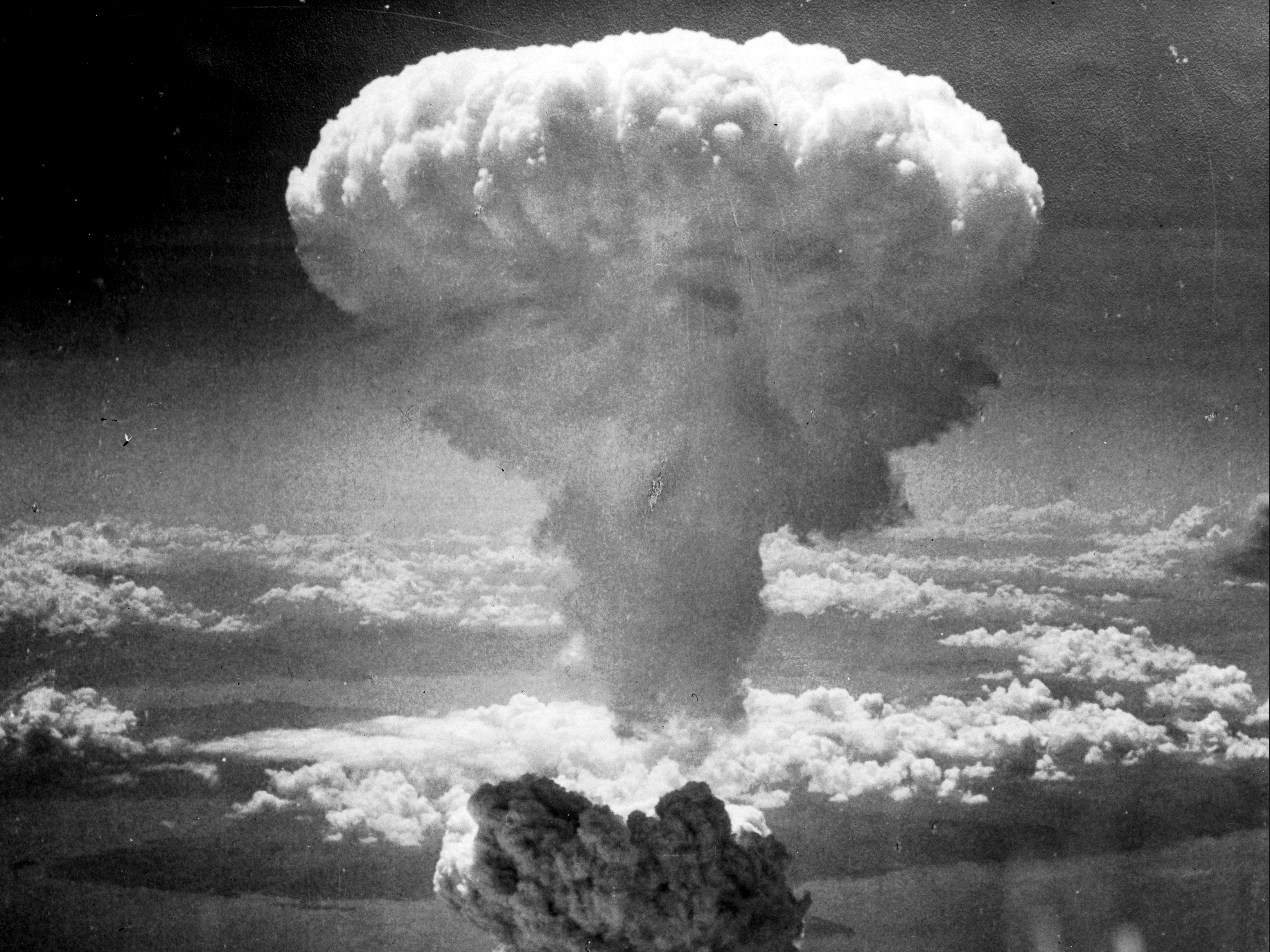Почему скинули бомбу на нагасаки. Атомная бомба Нагасаки. Хиросима Нагасаки ядерный взрыв. Взрыв Хиросима и Нагасаки. Бомбардировка Хиросимы и Нагасаки 1945.