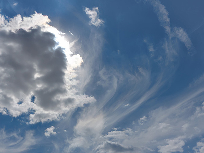 Der Wind bläst und verteilt die Wolken