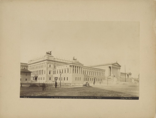 Blick auf das 1883 fertiggestellte Parlamentsgebäude, noch ohne Rossebändiger, Monumentalbrunnen und Pallas Athene.
