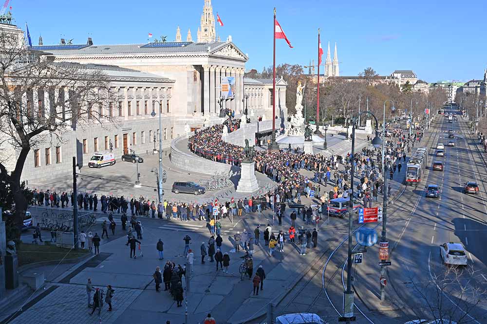 Menschen strömen auf die Rampe des Parlaments