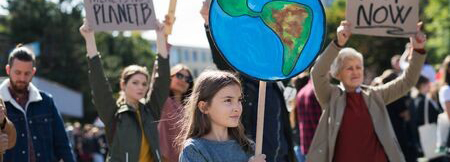 Menschenmenge mit Schildern gegen den Klimawandel