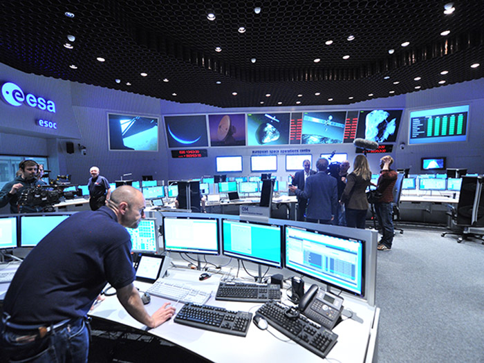 Ein Kontrollraum voller Monitore
