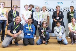 Gruppenfoto mit SchülerInnen und ParlamentspräsidentInnen 