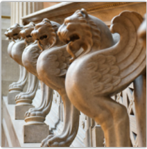 Detail Parlamentsgebäude Löwe mit Flügeln